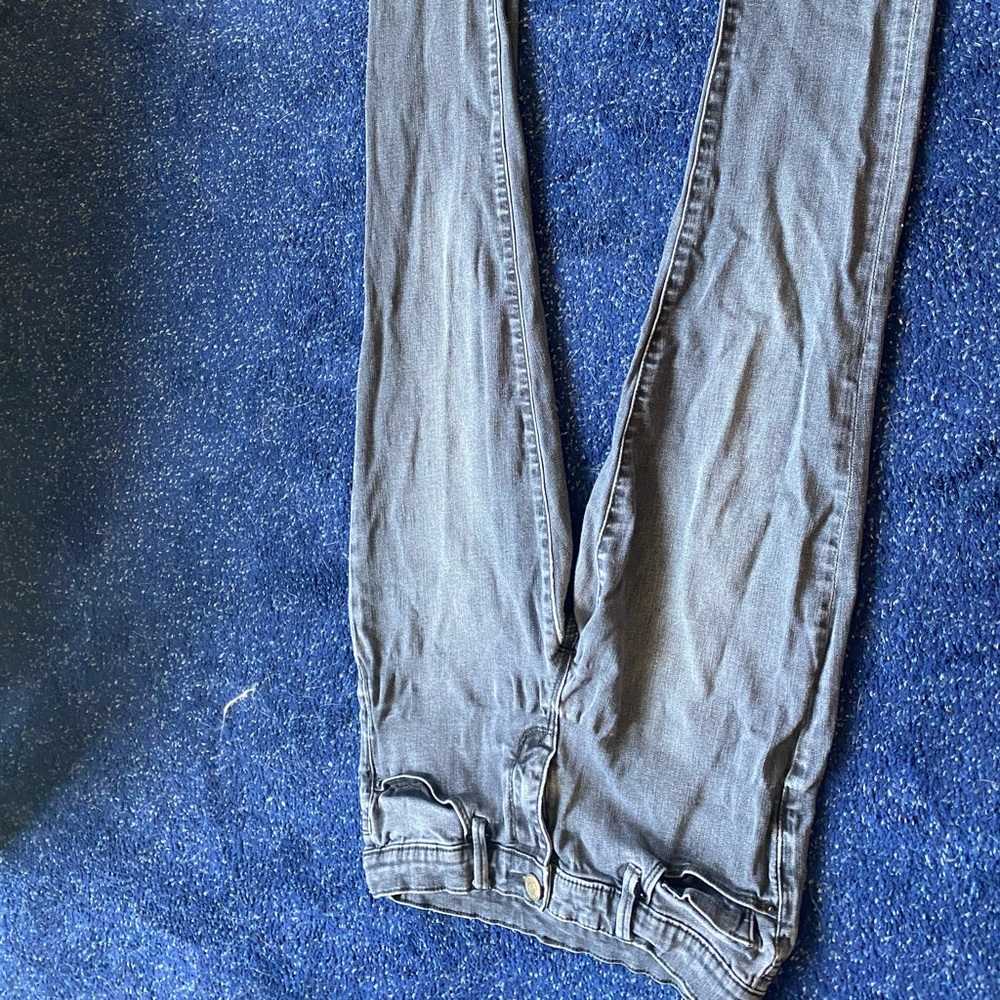 Women’s gray skinny jeans